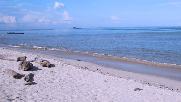 Pantai Tanah Kuning. (FOTO: ksmtour.com)