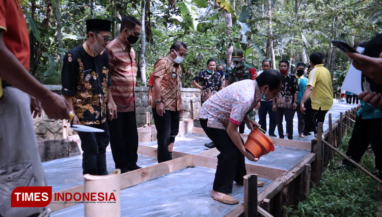 Bupati Banjarnegara Budhi Sarwono makan tumpeng bersama warga usai peletakan batu pertama pengecoran jalan kampung (FOTO : Diskominfo for TIMES Indonesia)