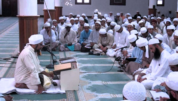 Habib Umar bin Hafidz (kiri) bersama santri Darul Mustafa Tarim. (Foto: darul mustafa for TIMES Indonesia)