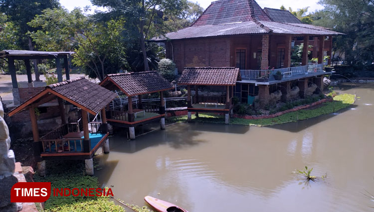 Suasana Planet Warrock Ponorogo, resto cafe yang sejuk dan nyaman dengan perpaduan alam (foto: Evita Mukharomah/TMES Indonesia )