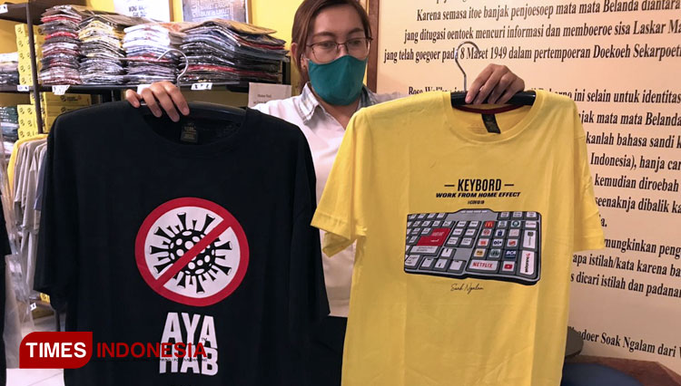 Karyawan Soak Ngalam di toko offline Jalan Kawi Atas, Kota Malang, Jawa Timur memperlihatkan desain baju bertemakan pandemi Covid-19, Selasa (21/7/2020). (foto: Nadira Rahmasari/TIMES Indonesia)