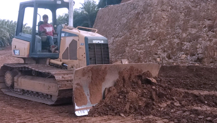 Satgas TMMD Kerahkan 3 Bulldozer Dan 9 Unit Beko Pangkas Bukit (FOTO: Kodim 0605 Subang)