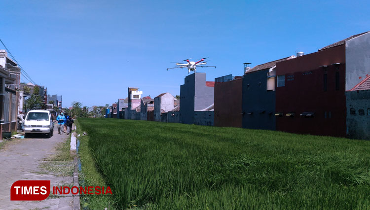Drone Raksasa UMM Semprot Perumahan Muara Sarana Indah Kabupaten Malang