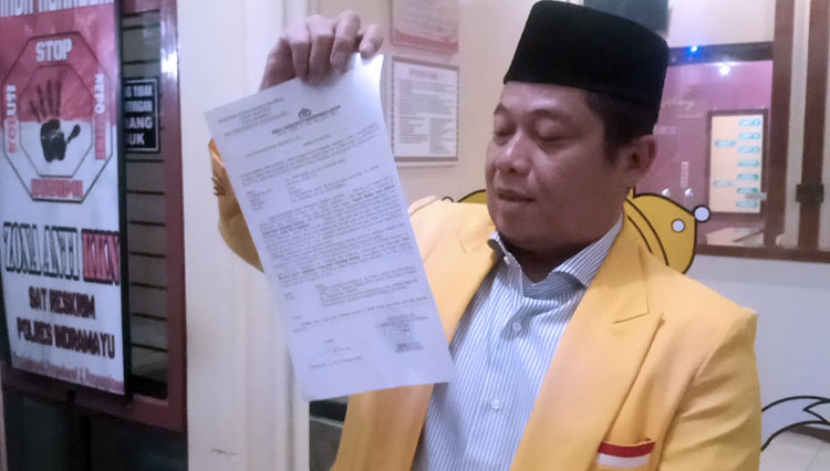 Kuasa Hukum DPD Golkar Kabupaten Indramayu, Mahpudin menunjukkan laporan polisi atas dugaan tindak pidana pengerusakan yang dilakukan Anggota DPR RI Daniel Muttaqin Syafiudin (DMS) dan Anggota DPRD Provinsi Jawa Barat, Hilal Hilmawan. (Foto: DPD Golkar)
