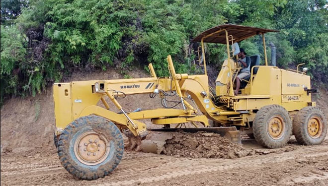 Greder meratakan pembangunan jalan di Desa Lango, Aceh Barat jelang penutupan TMMD ke-108 Kodim 0105/Abar, Minggu (26/7/2020).(Foto : Dok.Kodim Abar) 