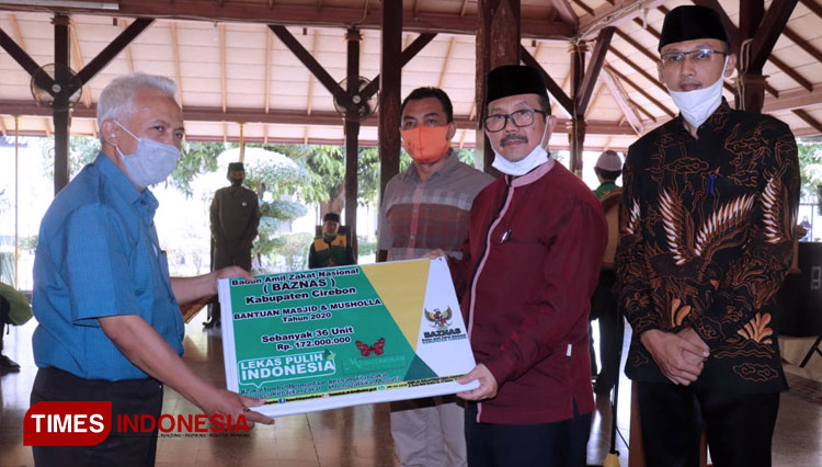 Bupati Cirebon, Imron Rosyadi saat menyerahkan bantuan Baznas Kabupaten Cirebon (FOTO: Devteo MP/TIMES Indonesia)