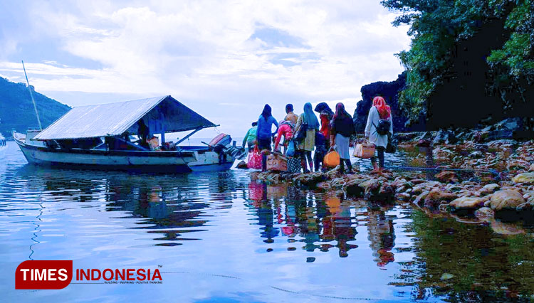 Warga yang sedang menaiki Perahu Kayu untuk kembali ke Kecamatan Pulau Hiri Kota Ternate. (Foto: Iwan Marwan/ TIMES Indonesia)