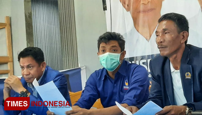Ketua Fraksi Partai Nasdem DPRD Donggala Moh. Taufik (tengah) saat menggelar siaran pers di Donggala, Minggu, (26/7/2020). (Foto: Sarifah Latowa/Times Indonesia)