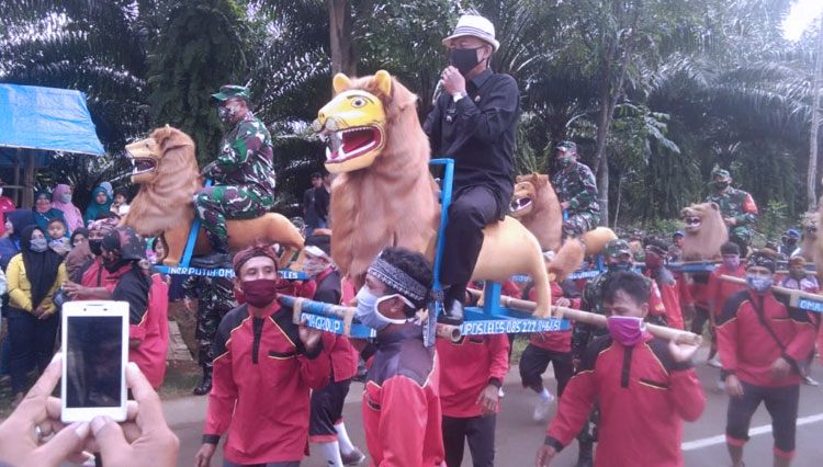 Tim Wasev TMMD Ke-108 Naik Sisingaan. (FOTO: AJP TIMES Indonesia)