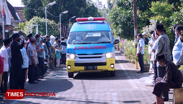 Warga saat memberikan penghormatan terakhir kepada Komisaris dan Pendiri PT Polowijo Gosari Group Ahmad Djauhar Arifin (FOTO: Akmal/TIMES Indonesia).