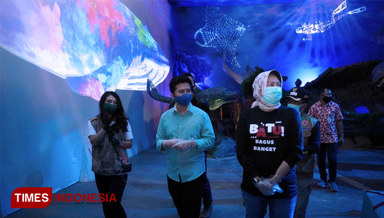 The Mayor of Batu Dra Hj Dewanti Rumpoko MSi and the Deputi Governor of East Java Emil Dardak visiting one of tourist attraction in Batu. (PHOTO: Muhammad Dhani Rahman/TIMES Indonesia)