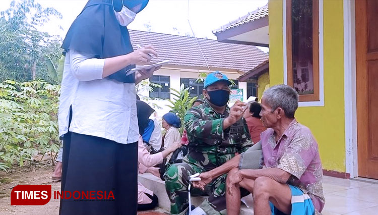 Gandeng Tim Medis Klinik Bima Medika Kasomalang, Satgas TMMD Ke-108 Lakukan Cek Kesehatan (FOTO: AJP/TIMES Indonesia)