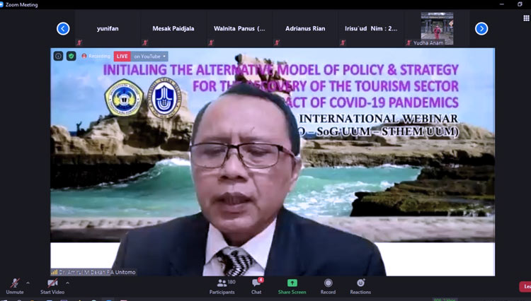 Dekan FIA Unitomo, Amirul Mustofa saat memaparkan materinya. (Foto: tangkapan layar webinar)