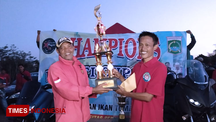 Perwakilan dan Perkasa Surabaya dan Witanto (kanan), sang juara 1 lomba sambitan Bupati Malang Cup 2020, Minggu, (26/7/2020). (FOTO: Mery Cahyani/TIMES Indonesia)