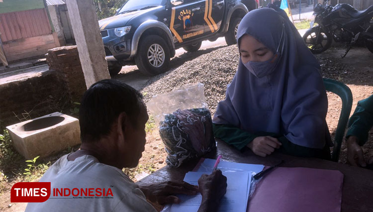 kedapatan-tidak-pakai-masker-langsung-diberikan-masker-3.jpg