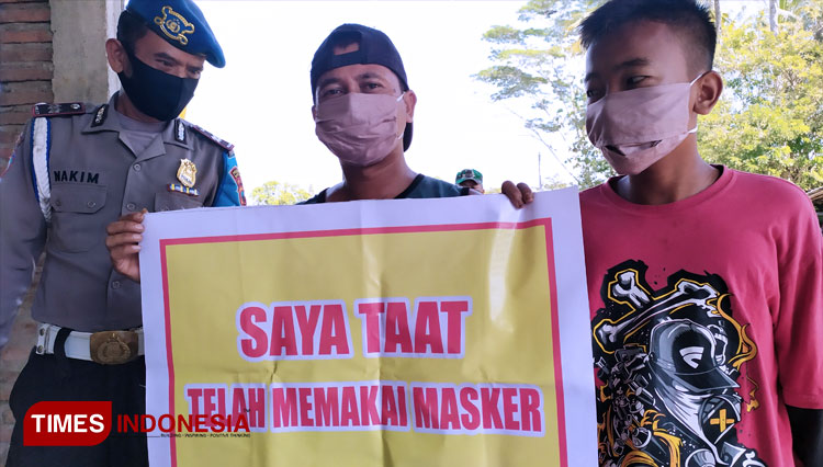 Sejumlah pelanggar yang kedapatan tidak pakai masker langsung diberikan masker oleh Pemerintah Desa Klapagading dengan terlebih dahulu membuat pernyataan. (FOTO: Sutrisno/TIMES Indonesia)