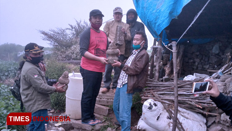 Ketua DPRD Banjarnegara mengamati bebatuan yang ada di lahan pertanian warga Dieng Kulon Batur Banjarnegara (FOTO : Muchlas Hamidi)