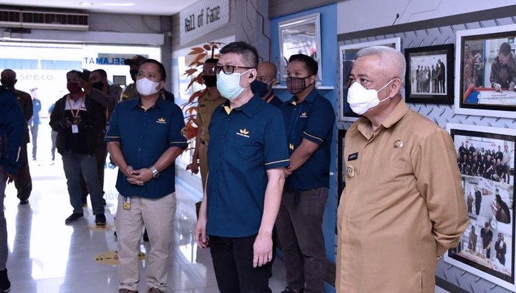 Bupati Malang, Drs HM Sanusi MM saat meninjau Industri Tangguh di Bentoel. (Foto : Humas Pemkab Malang)