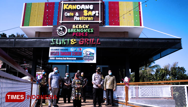Bupati Jombang dan Kapolres Jombang saat membuka kembali wisata kandang sapi di Wonosalam. (FOTO: Moh Ramli/TIMES Indonesia)