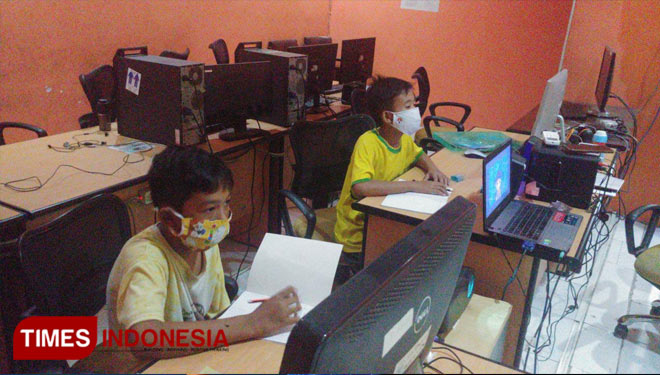 Beberapa pelajar yang memanfaatkan sarana di Puskom Lamongan untuk mengikuti proses KBM secara daring, Selasa (28/7/2020). (MFA Rohmatillah/ TIMES Indonesia)