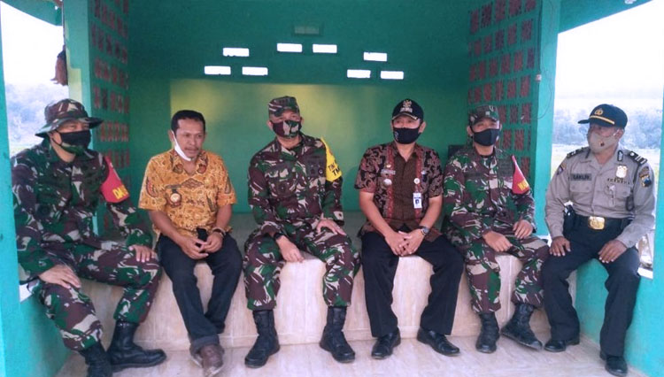 Kades Bersama dengan Tim TMMD. (FOTO: AJP TIMES Indonesia)