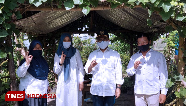 Bupati Banyuwangi Abdullah Azwar Anas bersama istri sedang mengunjungi kebun hidroponik. (Foto: Rizki Alfian/TIMES Indonesia)