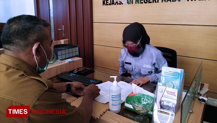 Staf Ahli Bidang Perekonomian, Keuangan dan Pembangunan, Abraham Muhamad saat menyerahkan laporan pada Kejaksaan Negeri Kabupaten Cirebon. (FOTO: Devteo MP/TIMES Indonesia)
