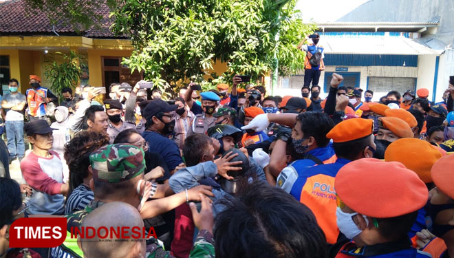 Suasana ketegangan antara warga dan petugas PT KAI. (Foto: Muhamad Jupri/TIMES Indonesia)