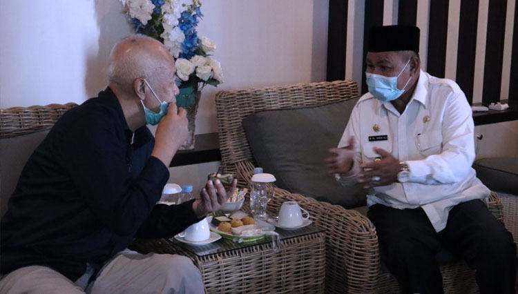 Wagub Al Yasin Ali (Kanan) saat berbincang dengan Irjen Kementerian Kominfo Dodi Setiadi di Executive Lounge Bandara Sultan Babullah (Foto: Humas Pemprov Malut for TIMES Indonesia)