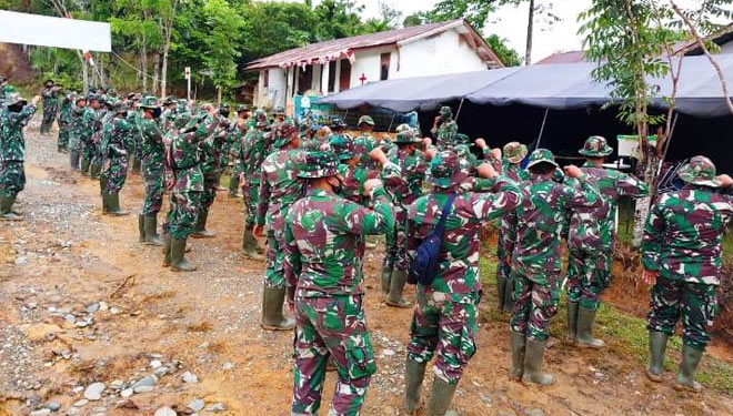 Personil yang tergabung dalam Satgas TMMD Ke-108 Kodim 0105/Aceh Barat melaksanakan apel pengecekan dilanjutkan dengan yel-yel penyemangat. (Foto: Dok Humas Kodim)