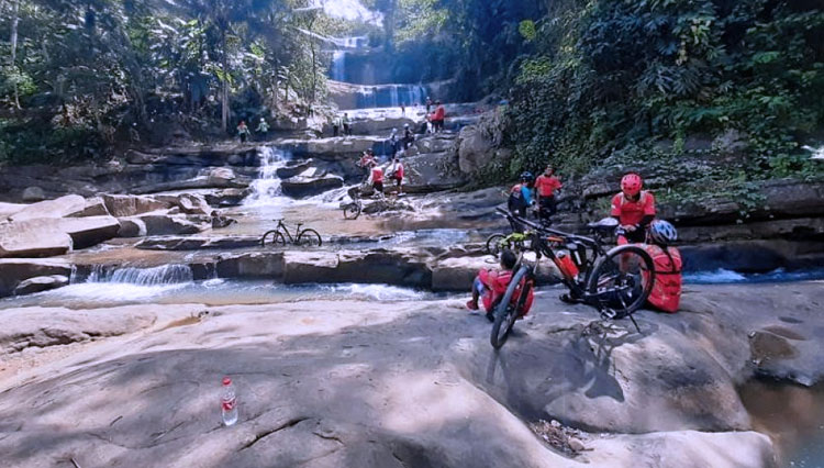 Komunitas sepeda santai asal Purwokerto datang ke Curug nangga.