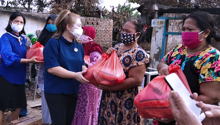Penyerahan bantuan paket sembako untuk korban kebakaran di Tambak Asri Surabaya. (Foto: Dok. TIMES Indonesia)