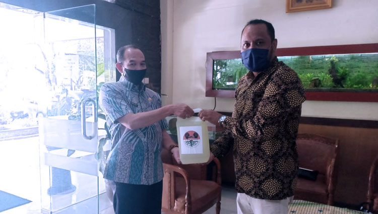 Dewan Pimpinan Wilayah (DPW) Aliansi Masyarakat Pemerhati Lngkungan Hidup dan B3 Indonesia (Amphibi) Jawa Timur saat berkunjung ke Dinas Lingkungan Hidup (DLH) Jatim (foto minta anggota Amphibi)