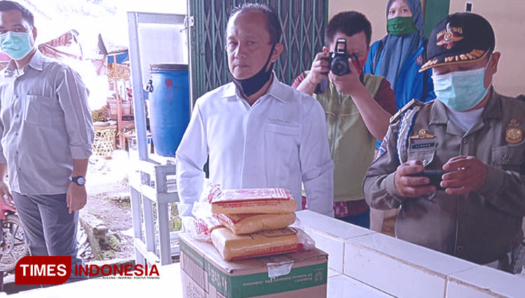 Beberapa bungkus Bleng atau Borak berlogo ayam Jagi yang diamankan tim saat melakukan pengawasan bahan makanan jelang Idul Adha di Pasar Terminal Nendagung. (FOTO: Asnadi/ TIMES Indonesia) 