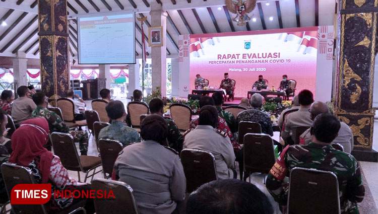 Bupati Malang, Drs HM Sanusi MM saat evaluasi Covid-19. (FOTO: Binar Gumilang / TIMES Indonesia)