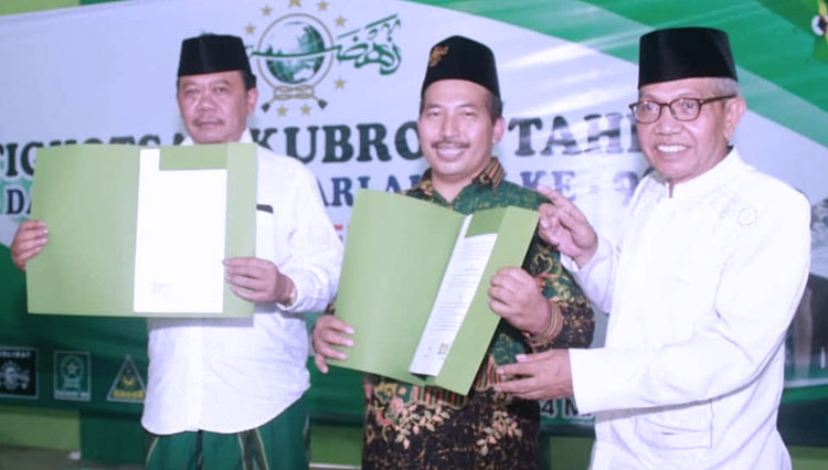 Gus Ali (kiri) bersama dr Umar Usman (tengah). (FOTO: Istimewa)