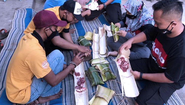 Anggota karang taruna (karta) yang tergabung dalam Heppiii Community Lumajang sedang membuat wadah daging kurban dari bahan ramah lingkungan, Kamis (30/7/2020). (Foto: Dok.Pribadi) 