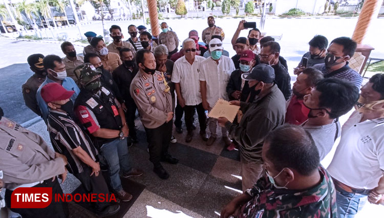 Lintas LSM menemui Kapolresta Banyuwangi. (FOTO: Agung Sedana/TIMES Indonesia)
