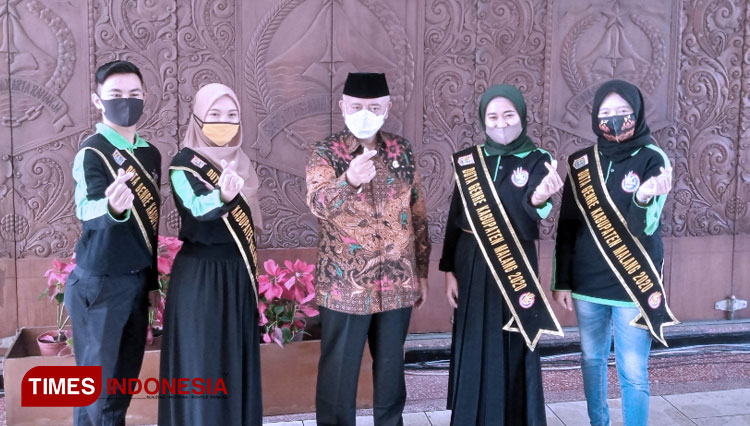 Bupati Malang, Drs HM Sanusi MM saat berfoto bersama duta Genre yang menjadi bagian dari KB Berkualitas. (Foto : Binar Gumilang / TIMES Indonesia)