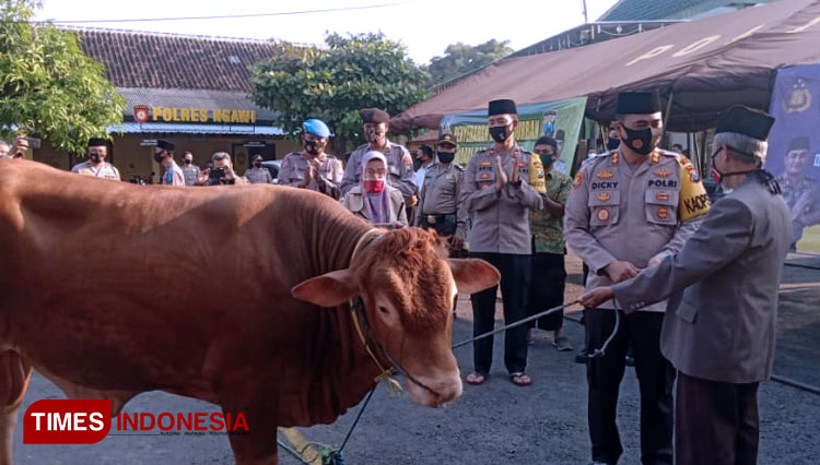 Kapolres Ngawi menyerahkan secara simbolis hewan kurban kepada pengasuh ponpes dan perwakilan ormas Islam. (Foto: Ardian Febri Tri H/TIMES Indonesia) 