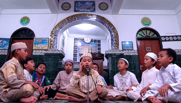 Ilustrasi - Mengumandangkan takbir di masjid (FOTO: lampos)