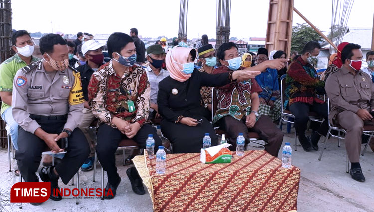 Wali kota Bontang Neni Moerniaeni saat berada di lokasi syukuran kedua pembangunan Masjid Terapung Selambai Loktuan. (Foto: Khoirunisa for TIMES Indonesia) 