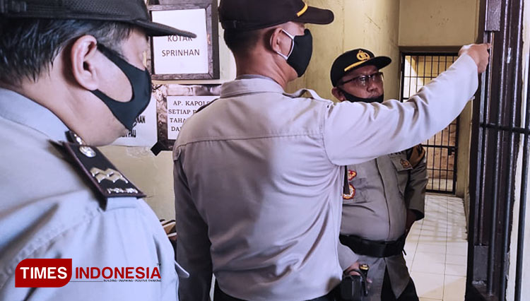  Kapolres Pagaralam, didampingi Kasat Tahti mengecek kondisi sel tahanan di Mapolsek Pagaralam Utara. (FOTO: Asnadi/ TIMES Indonesia) 