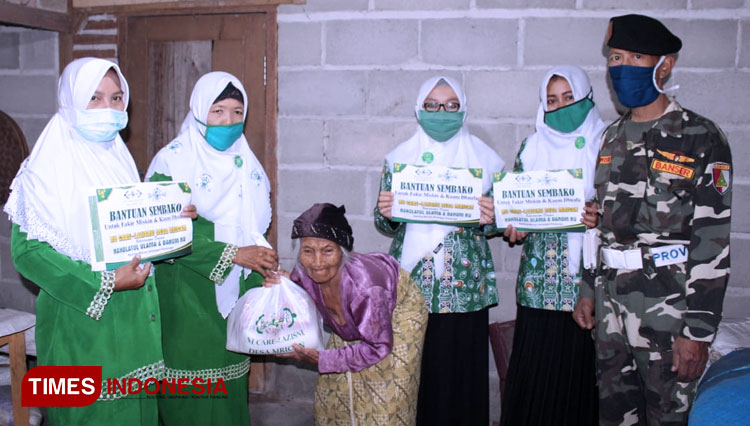 Suasana pembagian paket sembako dari NU Care Lazisnu untuk warga Desa Mrican, Ponorogo. (Foto: Andika Nur/TIMES Indonesia)