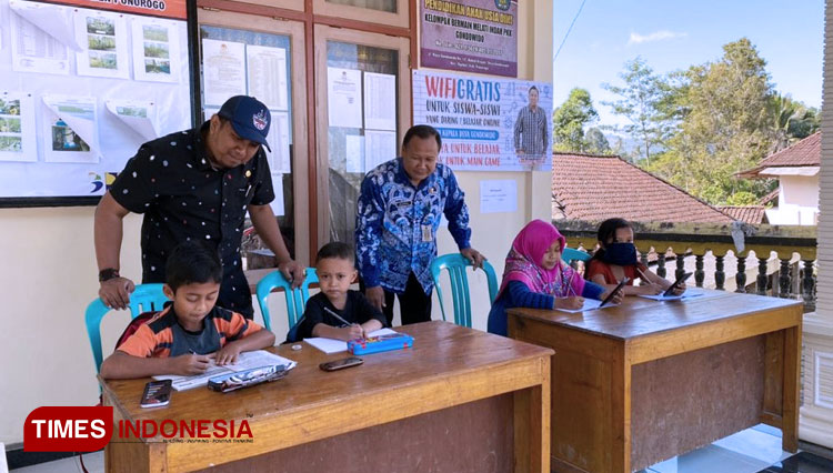 Baskoro Widha Kades Gondowido, Ngebel, Ponorogo menyediakan wifi gratis untuk pelajar di desanya. (FOTO: Putut Dwi Yuana/TIMES Indonesia)