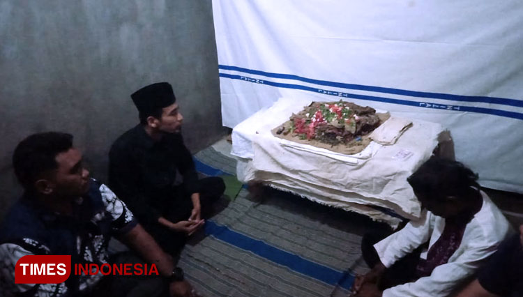 Ritual penyucian Busana Tambal Sewu yang berada di rumah sang pewaris, di Desa Sambilan, Kecamatan Mantup, Lamongan, Jumat (31/7/2020). (Foto: Disparbud Lamongan for TIMES Indonesia)