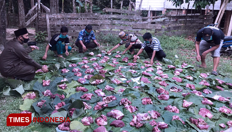 Pemanfaatan dedaunan untuk membungkus daging kurban (Foto : Lingga for TIMES Indonesia)