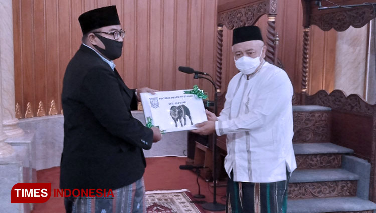 Bupati Malang, Drs HM Sanusi MM saat menyerahkan hewan kurban secara simbolis kepada Masjid Jamik Gondanglegi. (Foto: Binar Gumilang/TIMES Indonesia)