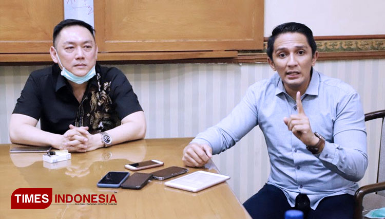 Ketua Bara JP Jatim Gianto Wijaya (kiri) dan pakar hukum perdata Unair Dr Ghansham Anand (kanan), Jumat (31/7/2020). (FOTO: Lely Yuana/TIMES Indonesia) 