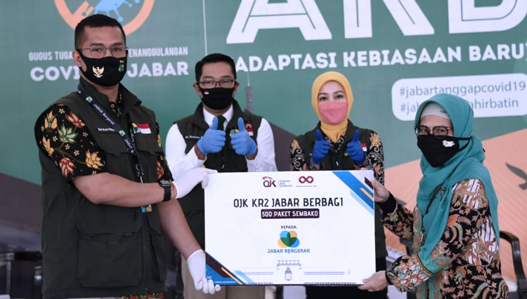 Ikatan Pegawai Otoritas Jasa Keuangan (IPOJK) Kantor Regional 2 Jawa Barat, menyerahkan 500 paket sembako kepada Tim Jabar Bergerak, di Gedung Pakuan, Kota Bandung, Kamis (30/7/2020). (FOTO: Humas OJK Jabar for TIMES Indonesia)